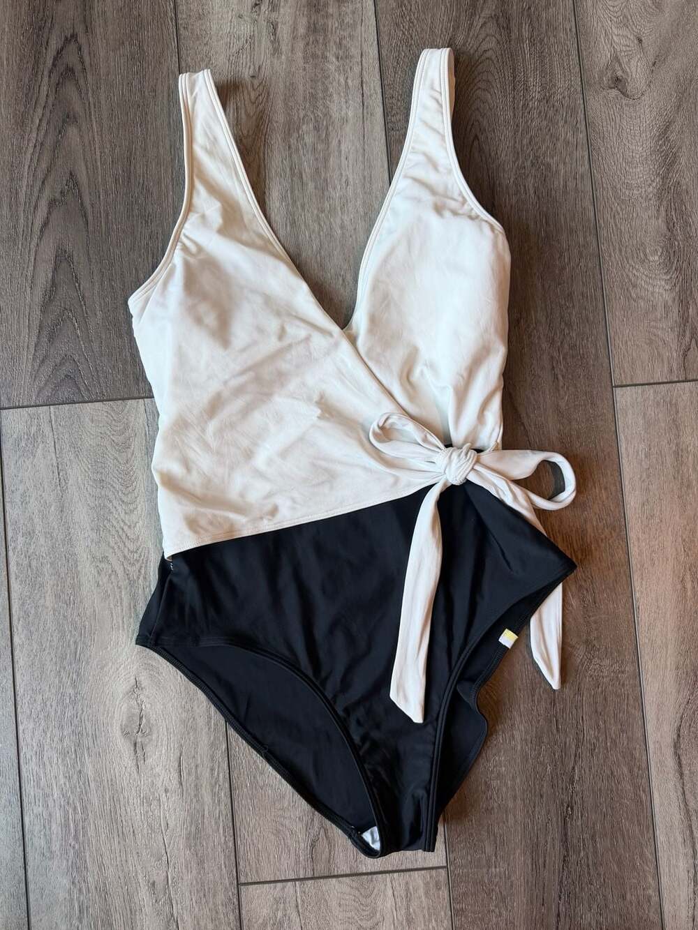 Summersalt The Perfect Wrap One-Piece Swimsuit White and Black Size 8